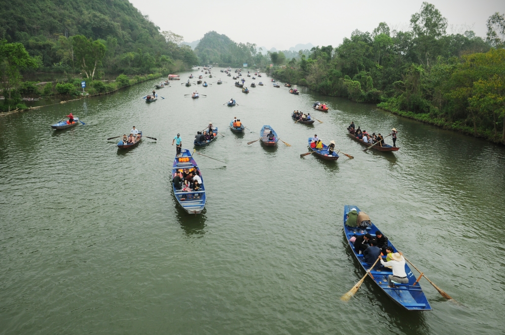hang chuc nghin nguoi tray hoi chua huong