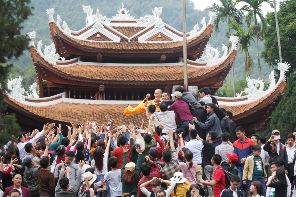 hang chuc nghin nguoi tray hoi chua huong