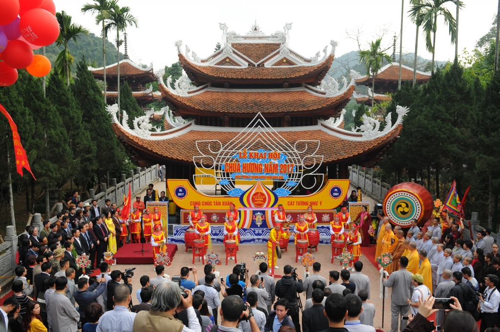 hang chuc nghin nguoi tray hoi chua huong