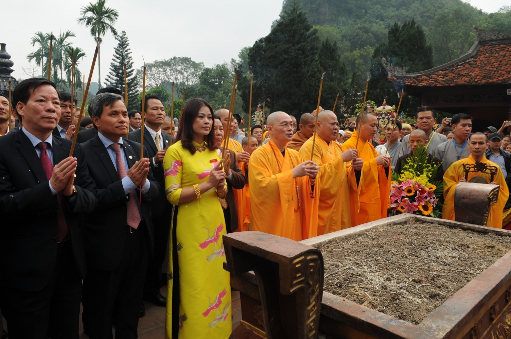 hang chuc nghin nguoi tray hoi chua huong
