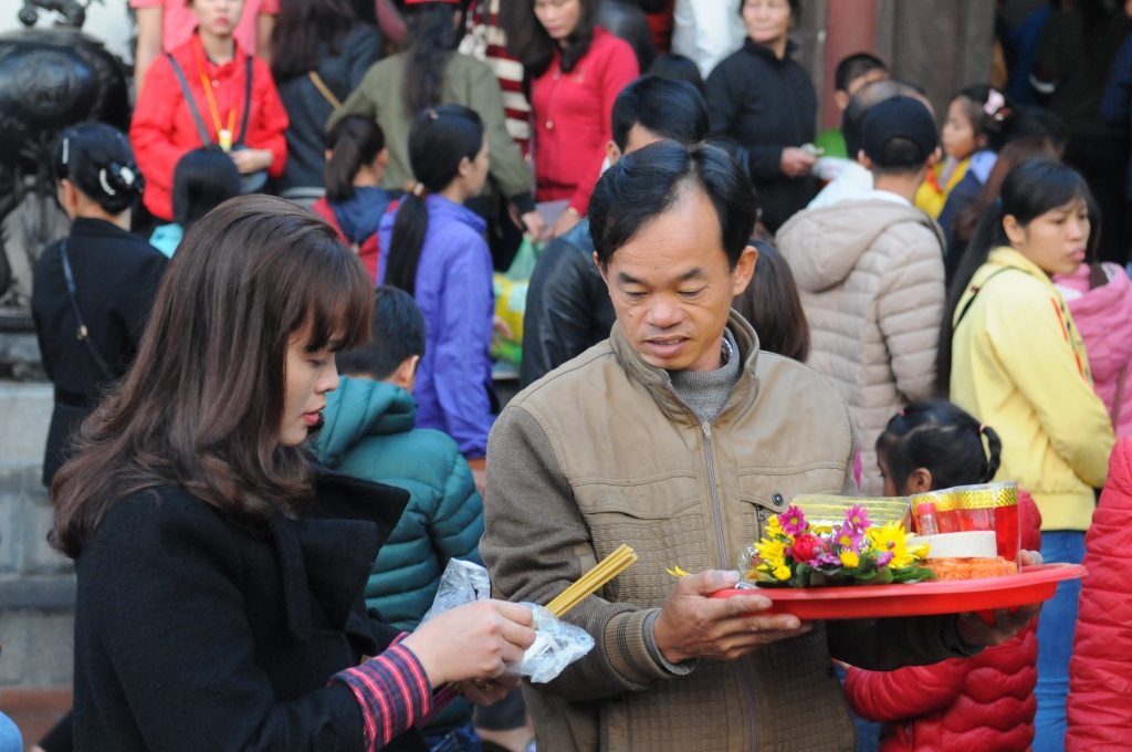 hang chuc nghin nguoi tray hoi chua huong