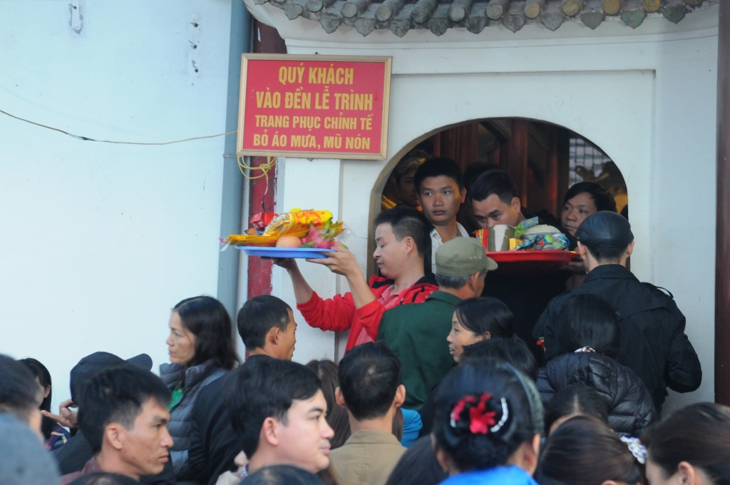 hang chuc nghin nguoi tray hoi chua huong