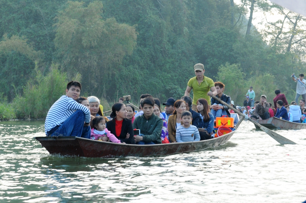 hang chuc nghin nguoi tray hoi chua huong
