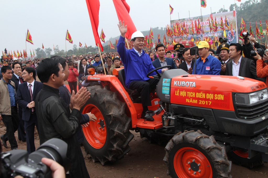 chu tich nuoc xuong dong lai may cay tai le hoi tich dien