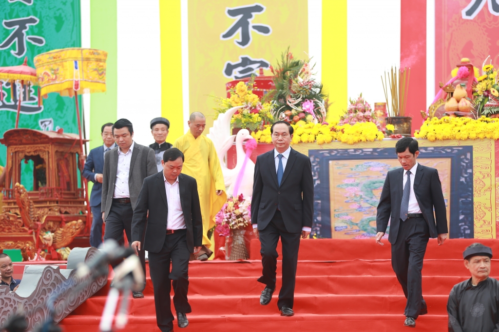 chu tich nuoc xuong dong lai may cay tai le hoi tich dien