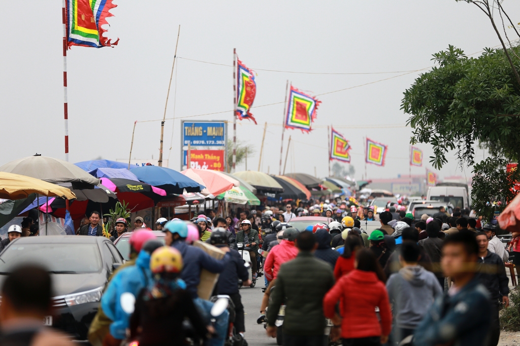duong vao cho vieng tac tho truoc gio khai hoi