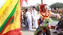 Độc đáo trai làng tô son điểm phấn nhảy điệu 'con đĩ đánh bồng'