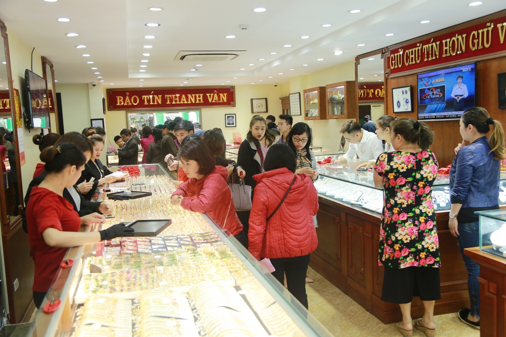dan ha noi met moi cho doi xep hang dai mua vang ngay via than tai