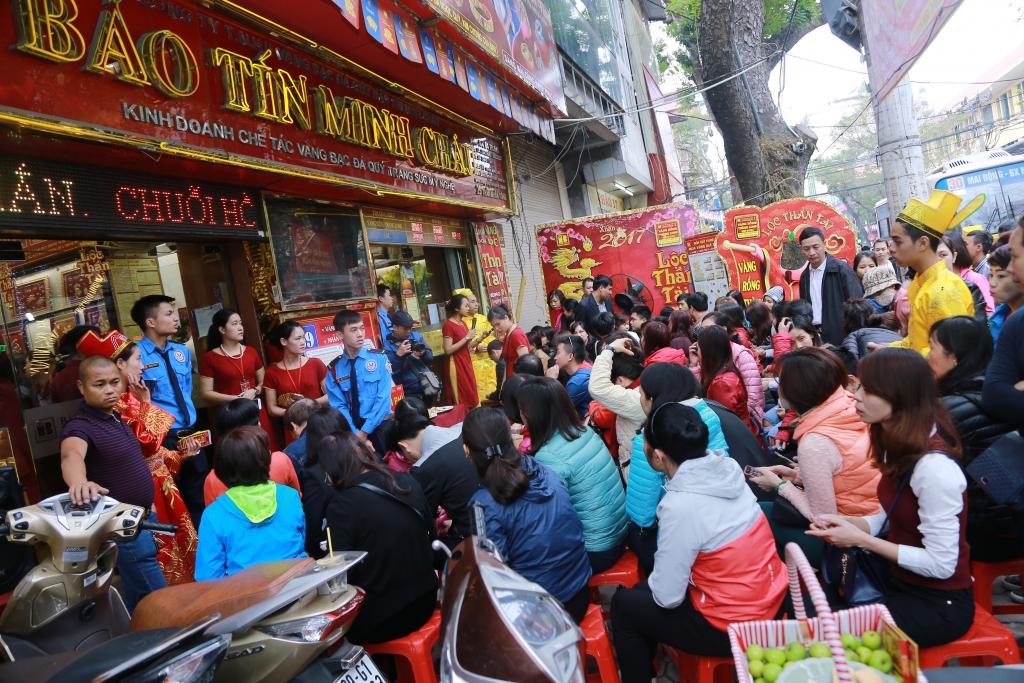 dan ha noi met moi cho doi xep hang dai mua vang ngay via than tai