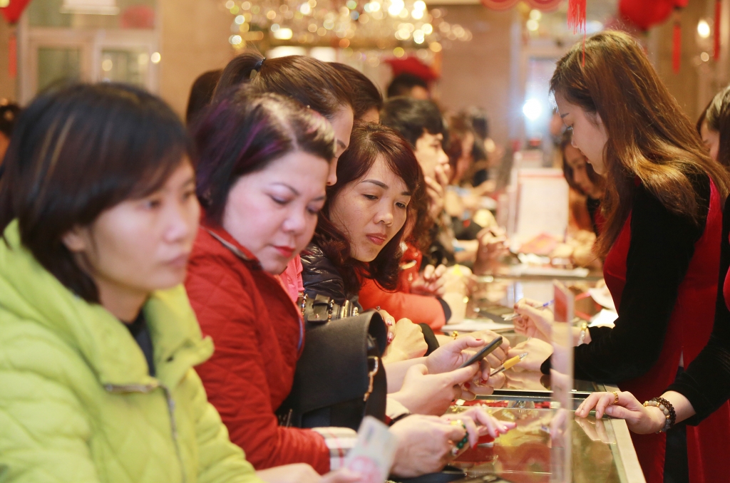 dan ha noi met moi cho doi xep hang dai mua vang ngay via than tai
