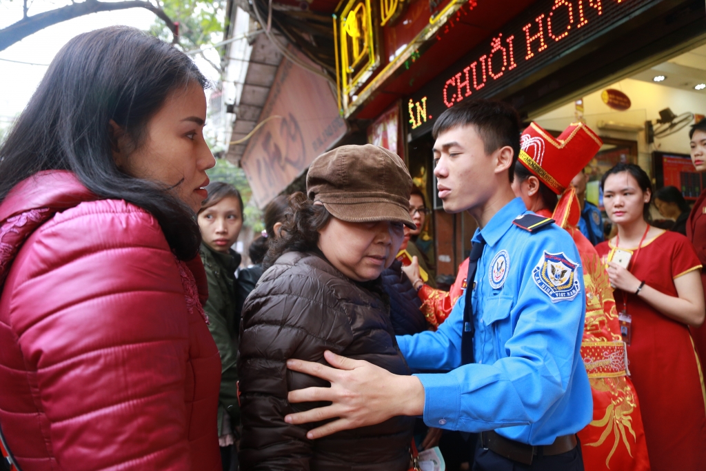 dan ha noi met moi cho doi xep hang dai mua vang ngay via than tai