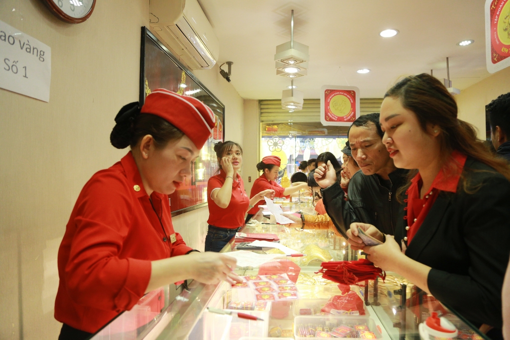 dan ha noi met moi cho doi xep hang dai mua vang ngay via than tai