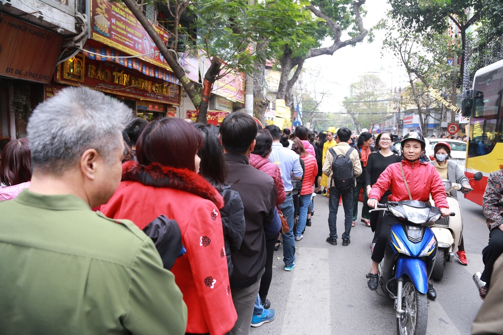 dan ha noi met moi cho doi xep hang dai mua vang ngay via than tai