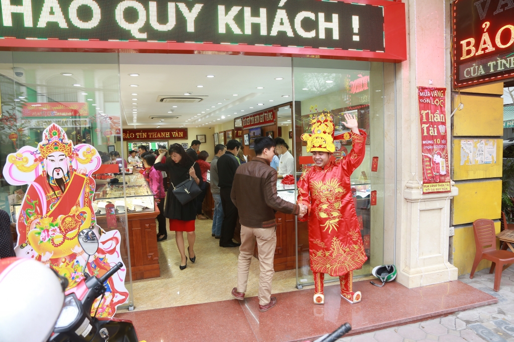 dan ha noi met moi cho doi xep hang dai mua vang ngay via than tai