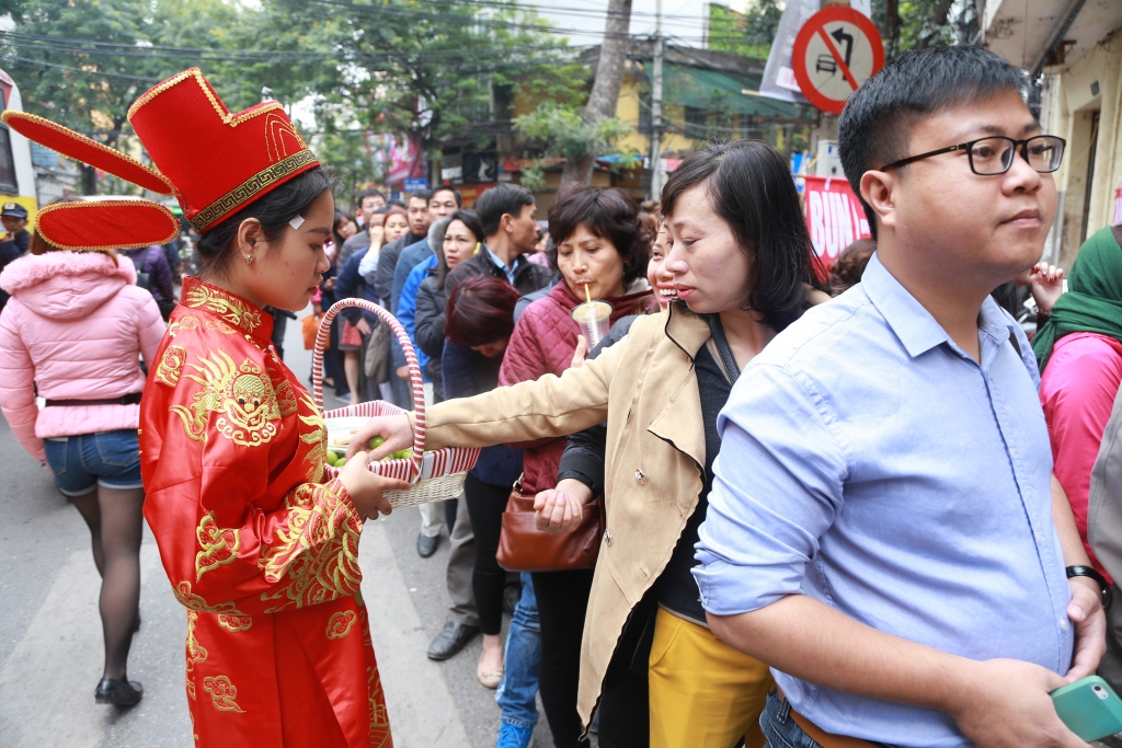 dan ha noi met moi cho doi xep hang dai mua vang ngay via than tai