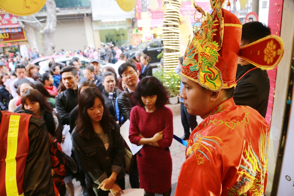 dan ha noi met moi cho doi xep hang dai mua vang ngay via than tai