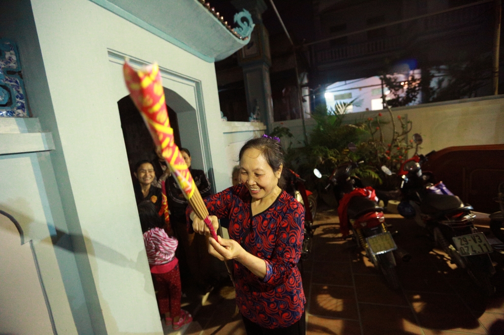 nua dem hang tram nguoi lam lam bo huong ruc lua chay khap ngo xom