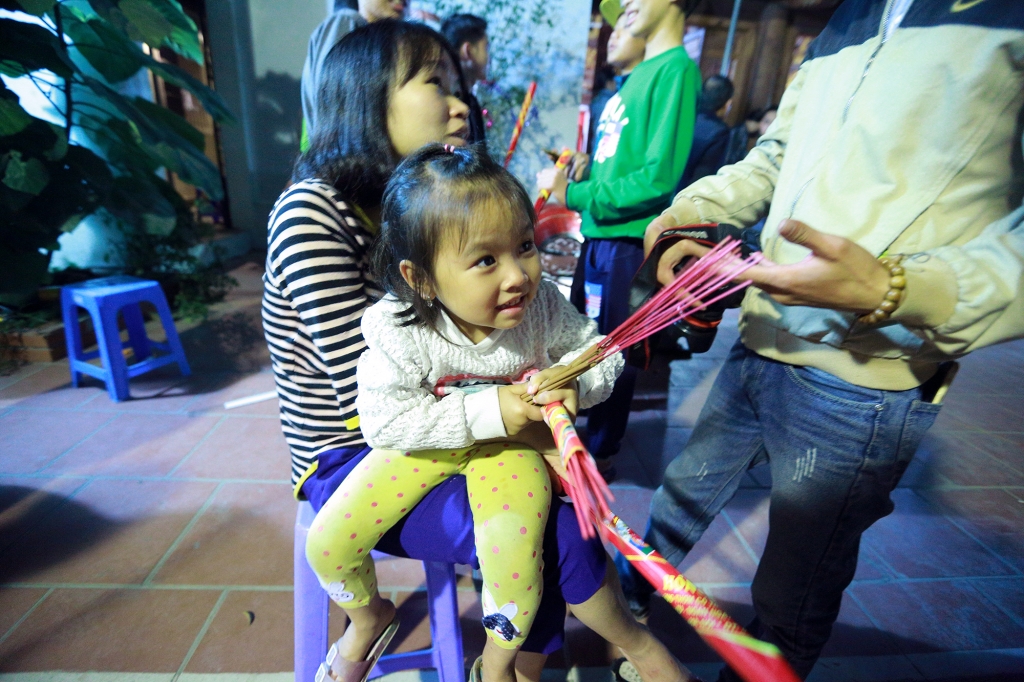 nua dem hang tram nguoi lam lam bo huong ruc lua chay khap ngo xom