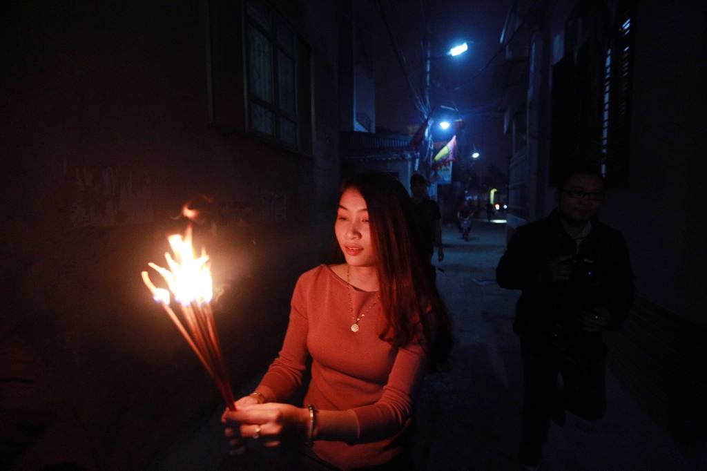 nua dem hang tram nguoi lam lam bo huong ruc lua chay khap ngo xom