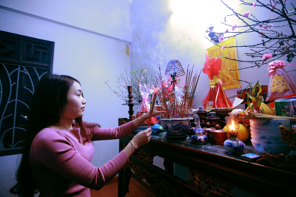 nua dem hang tram nguoi lam lam bo huong ruc lua chay khap ngo xom