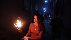 Nửa đêm, hàng trăm người lăm lăm bó hương rực lửa chạy khắp ngõ xóm