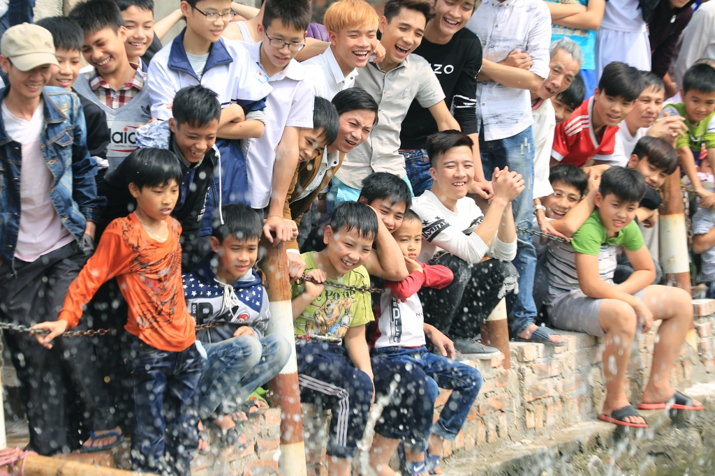 trai lang nhan thuong ca chi vang khi choi tro bat vit duoi ao