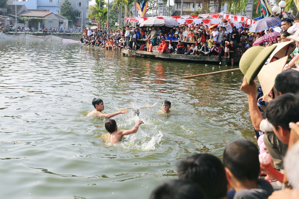 trai lang nhan thuong ca chi vang khi choi tro bat vit duoi ao