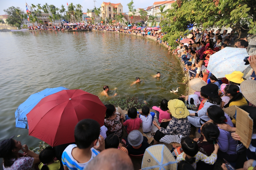 trai lang nhan thuong ca chi vang khi choi tro bat vit duoi ao