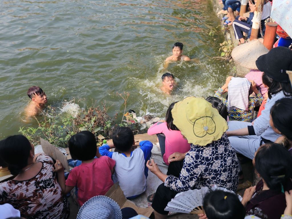 trai lang nhan thuong ca chi vang khi choi tro bat vit duoi ao