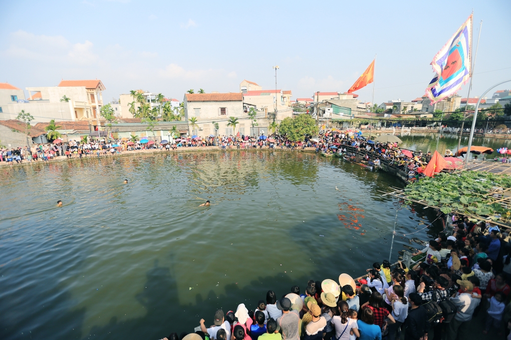 trai lang nhan thuong ca chi vang khi choi tro bat vit duoi ao