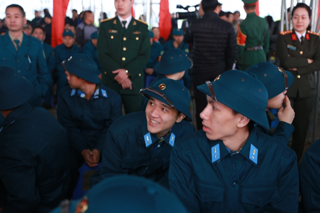 nguoi linh thu do dan do em trai nho truoc gio nhap ngu