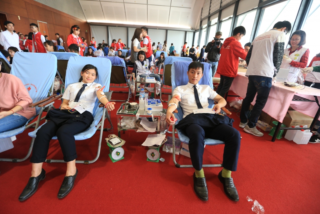 nguoi hien mau khoc vi so nhung tu hao vi duoc hien mau cuu nguoi