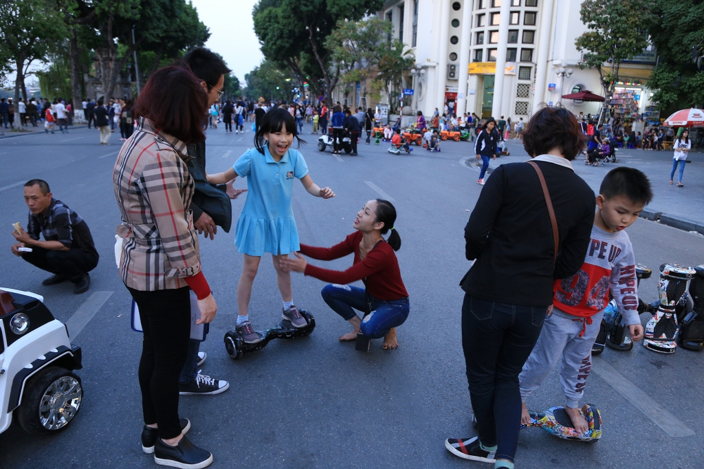 dich vu cho thue xe dien can bang o to dien hoanh hanh pho di bo
