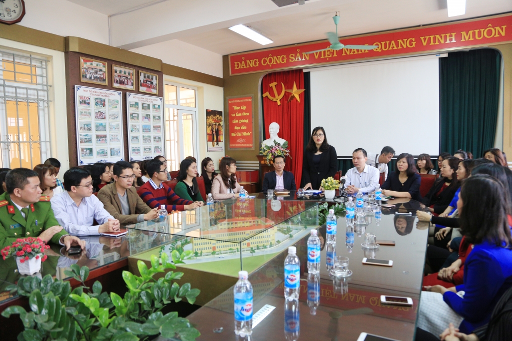 hieu truong cu th nam trung yen di thang vao phong sau khi taxi dam phai hoc sinh
