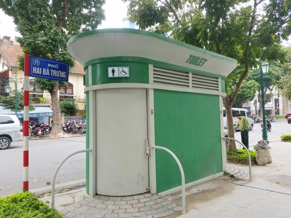 nha ve sinh cong cong chua hoat dong da bi phong ue bua bai