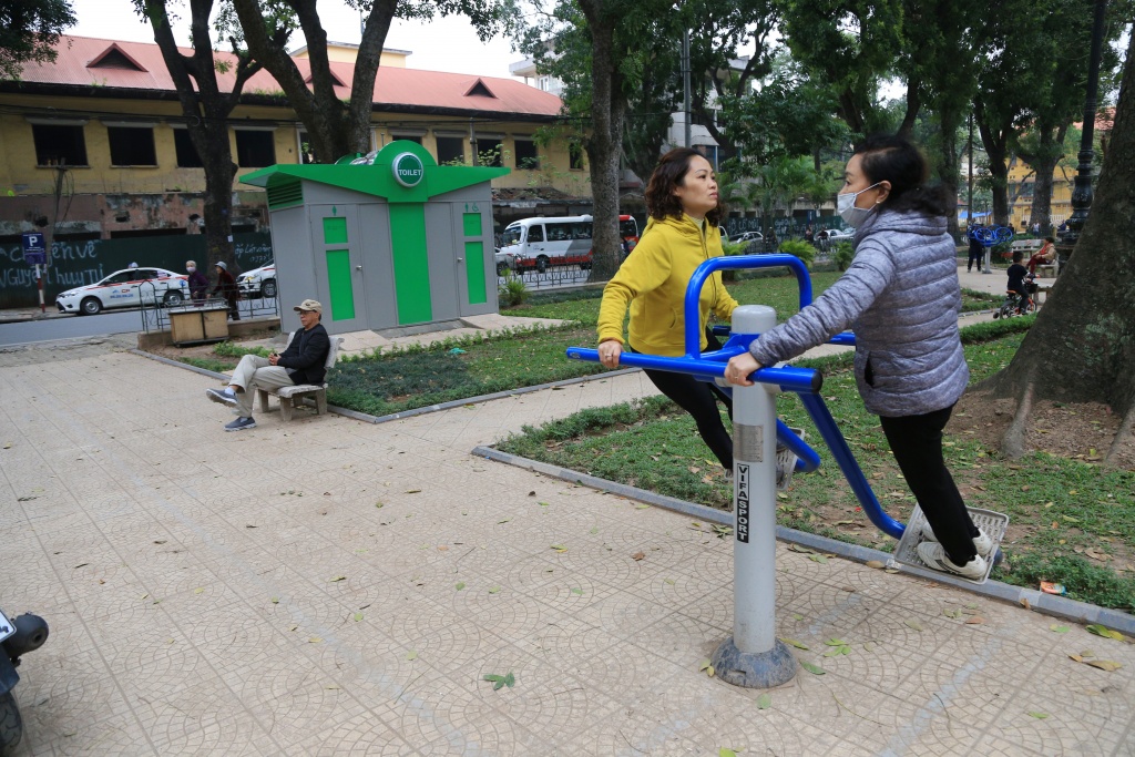 nha ve sinh cong cong xay xong khoa cua nguoi dan di tieu bay ngay ben canh