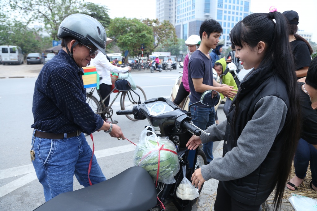 ha noi giai cuu 20 tan dua hau ung ho nong dan quang ngai