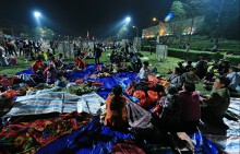 Lễ giỗ Tổ Hùng Vương 2017: Chờ phút lễ Tổ, nhiều người 'không chịu' vào khách sạn ngủ qua đêm