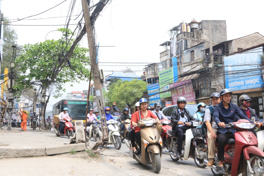 rung minh di qua nhung cot dien cuon bat tro khung sat tren duong truong chinh