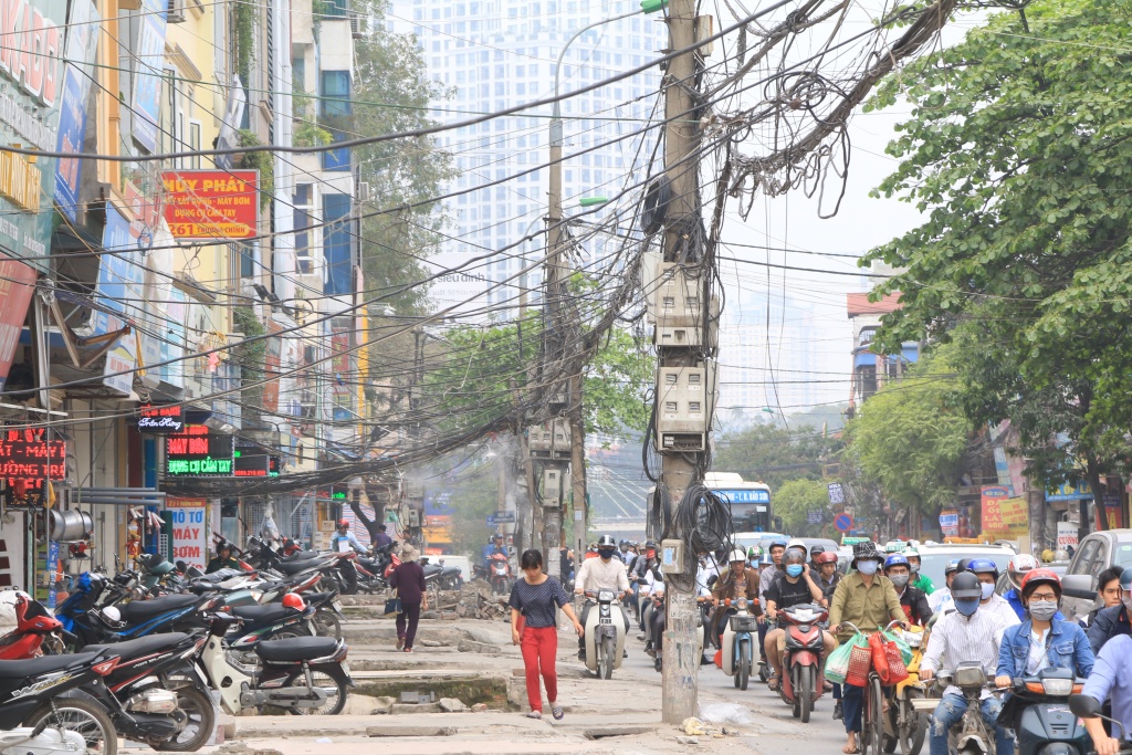 rung minh di qua nhung cot dien cuon bat tro khung sat tren duong truong chinh
