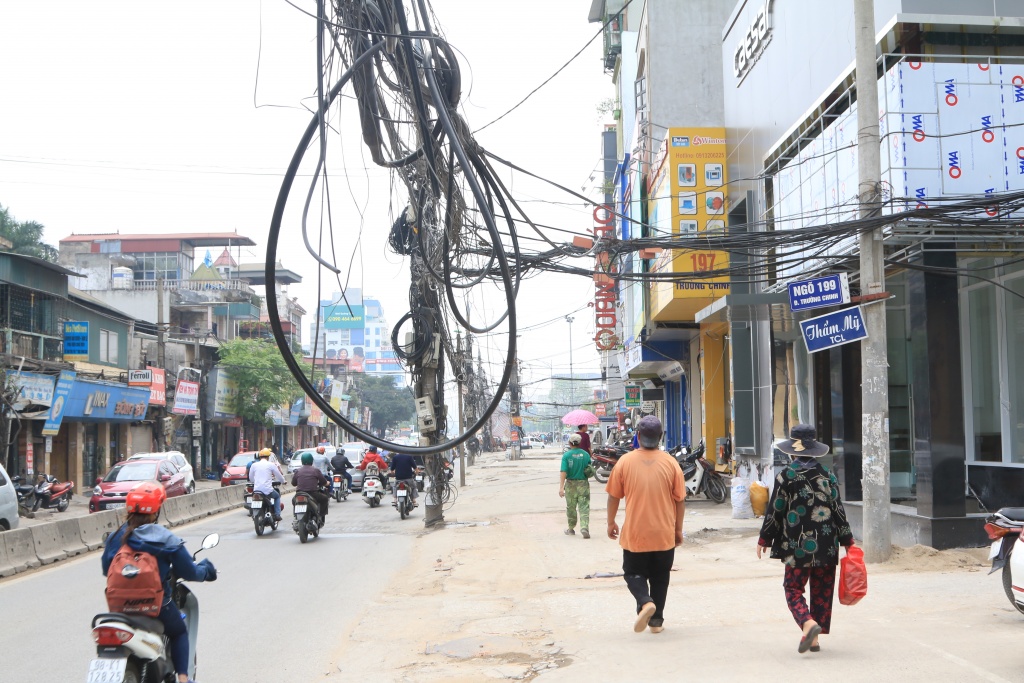 rung minh di qua nhung cot dien cuon bat tro khung sat tren duong truong chinh