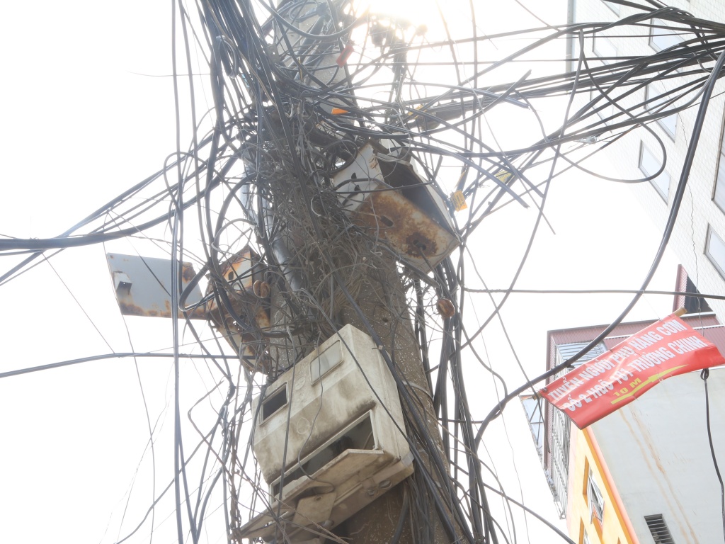 rung minh di qua nhung cot dien cuon bat tro khung sat tren duong truong chinh