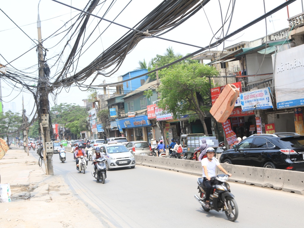 rung minh di qua nhung cot dien cuon bat tro khung sat tren duong truong chinh