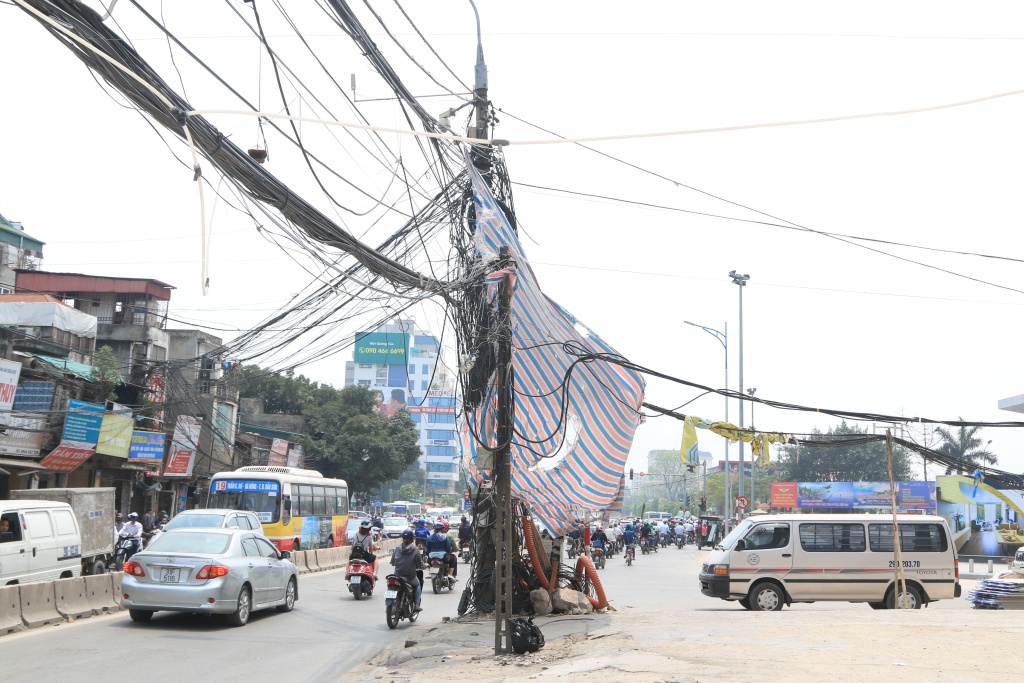 rung minh di qua nhung cot dien cuon bat tro khung sat tren duong truong chinh