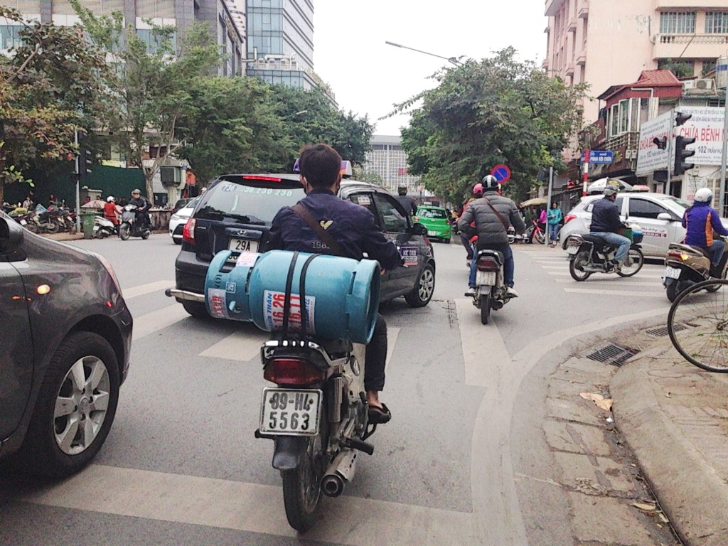 am anh voi nhung qua bom no cham ngap cac pho ha noi