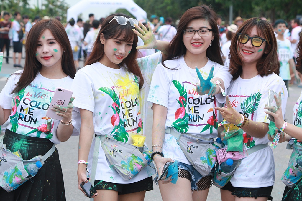trai xinh gai dep quay het minh tren duong chay sac mau
