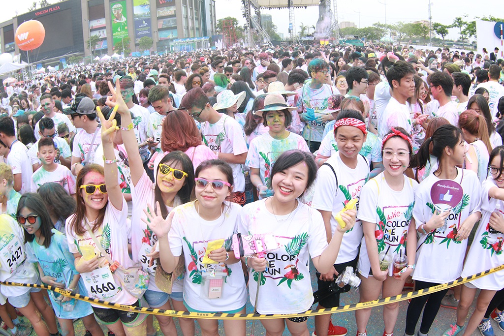 trai xinh gai dep quay het minh tren duong chay sac mau