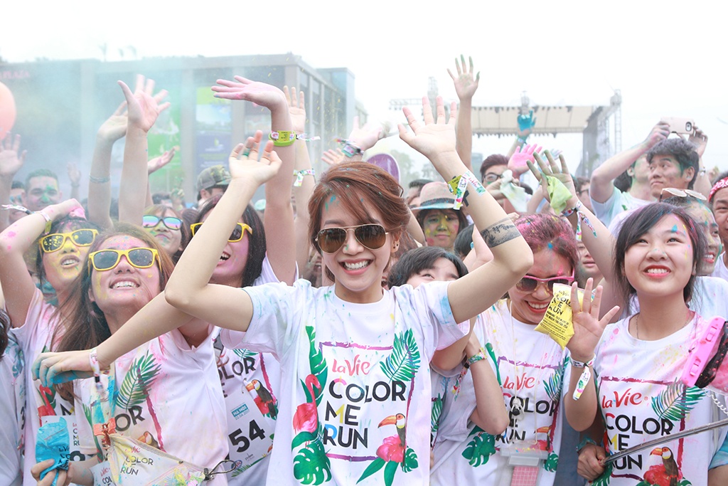 trai xinh gai dep quay het minh tren duong chay sac mau