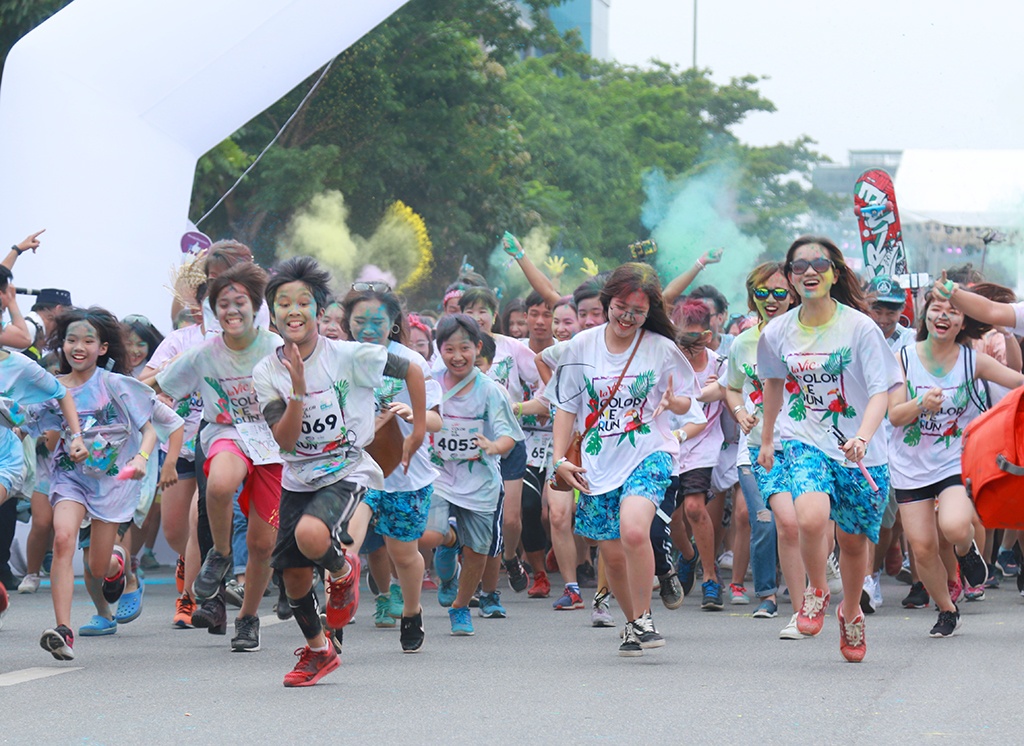 trai xinh gai dep quay het minh tren duong chay sac mau