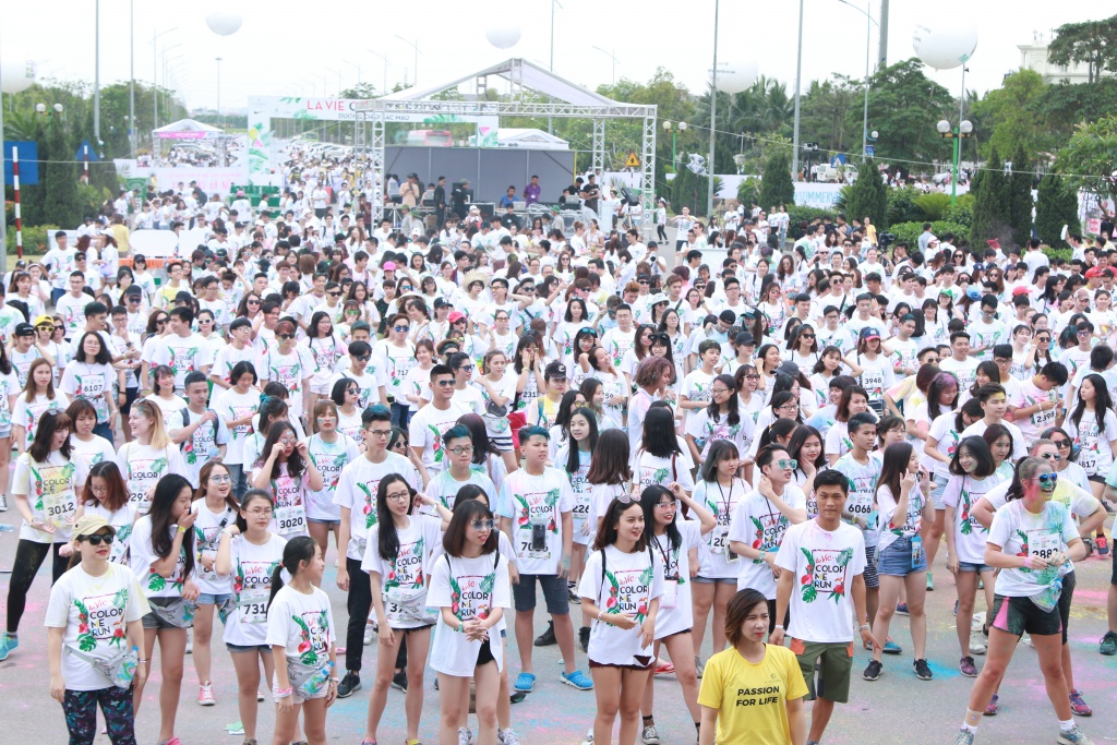 trai xinh gai dep quay het minh tren duong chay sac mau